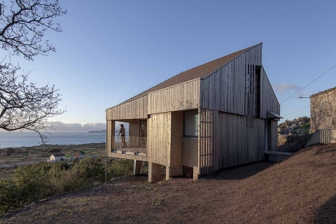 Casa Panchés, vivenda deseñada en Carnota (A Coruña) polo estudo compostelano Arrokabe Arquitectos